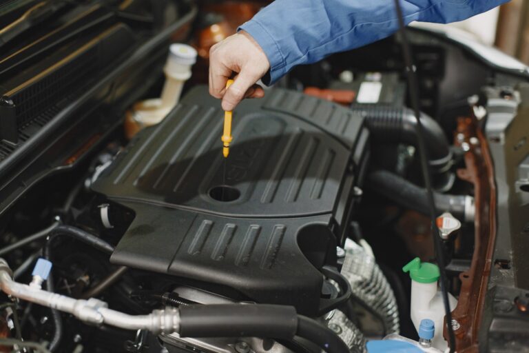 Cómo revisar el aceite del coche paso a paso correctamente