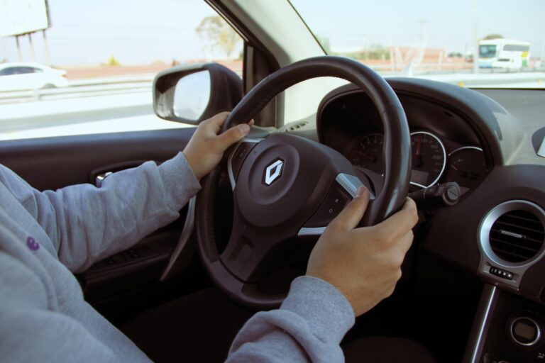 Guía de seguridad vial: Consejos esenciales para conductores principiantes