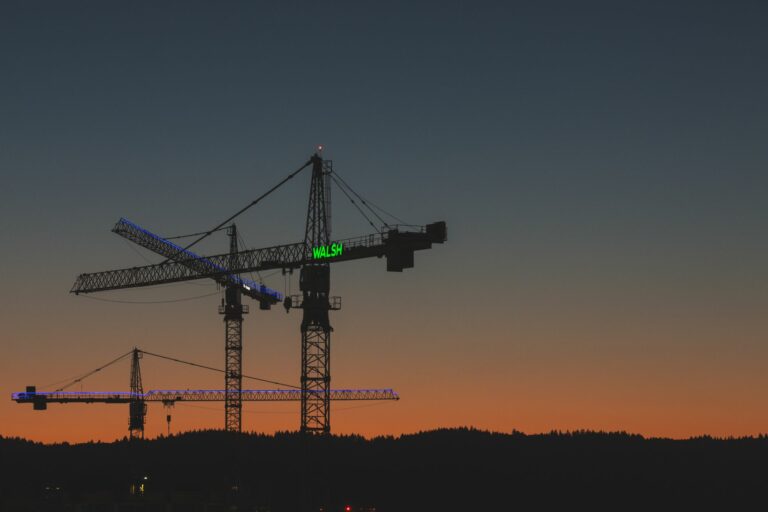 ¿Las grúas trabajan las 24 horas? Guía sobre disponibilidad y asistencia vial