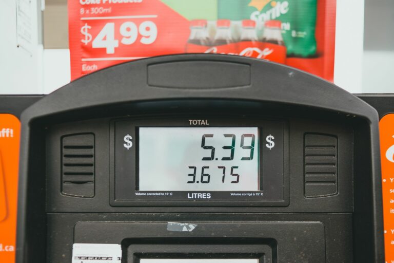 ¿Por qué aumenta el precio de la gasolina en México y cuándo ocurre?