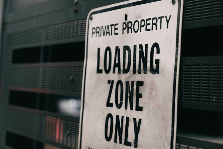 ¿Puede una grúa entrar a un estacionamiento privado? Límites legales y soluciones