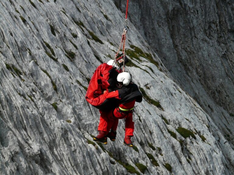 ¿Qué determina el costo de un rescate en la montaña?