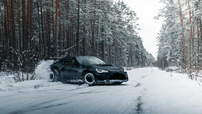 Qué hacer si el coche patina: guía para mantener el control sobre hielo