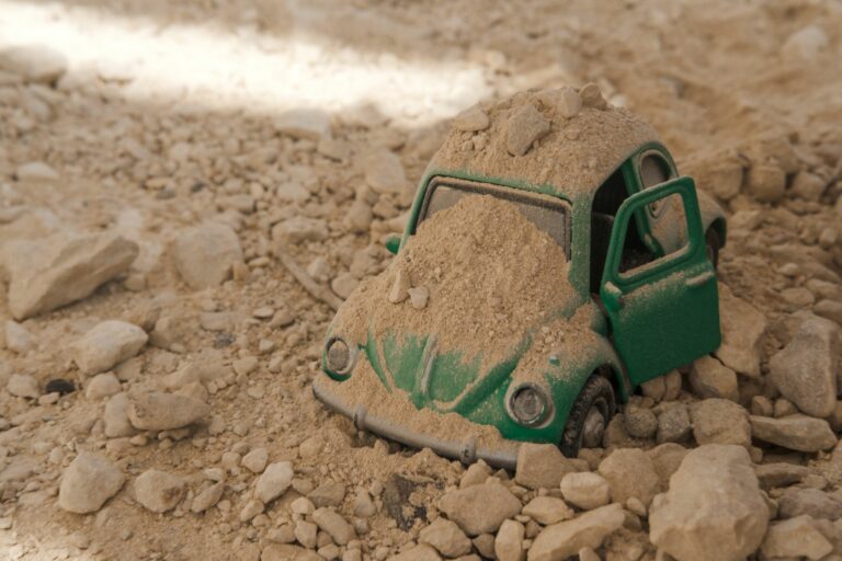 Qué hacer si el coche quedó enterrado: técnicas eficaces para rescatarlo