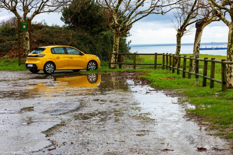 ¿Qué hacer si el coche se inundó? Guía para evaluar daños y salvarlo
