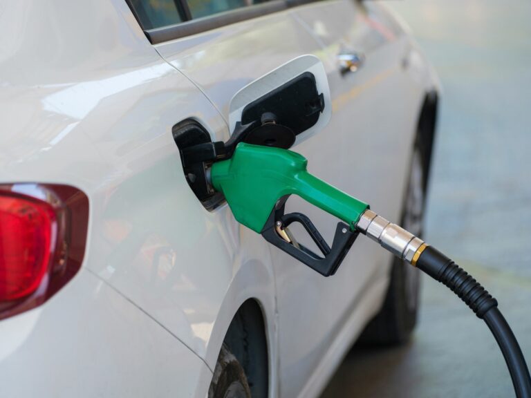 ¿Qué hacer si el coche se queda sin gasolina? Guía de seguridad y actuación