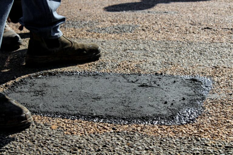 ¿Qué hacer si tu vehículo cayó en un bache? Pasos y recomendaciones tras el impacto