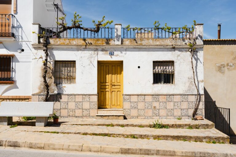 ¿Qué revisar antes de firmar la compra de una casa? Guía legal completa