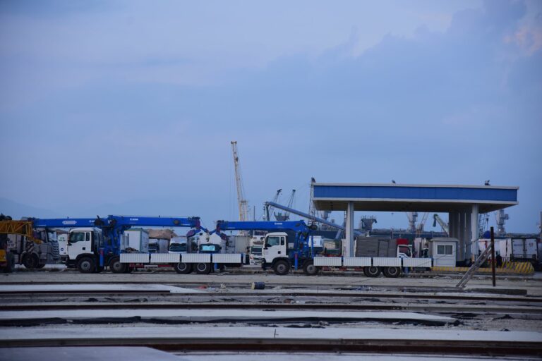 Transporte de grúas: qué vehículos utilizar y sus limitaciones legales